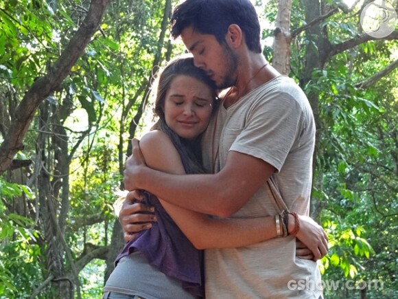Marlon (Rodrigo Simas) garante a Lili (Juliana Paiva) que vai protegê-la, em 'Além do Horizonte'