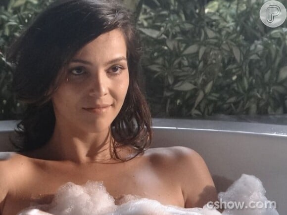 Marina (Tainá Müller) pede que Clara (Giovanna Antonelli) a ajude a tomar um banho e fica nua diante dela, em cena da novela 'Em Família'