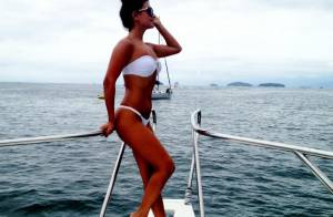 Paula Fernandes posa de biquíni tomara que caia em foto de suas férias