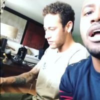 Neymar toca piano e canta com Thiaguinho: 'Vamos lançar nosso dueto'. Vídeo!
