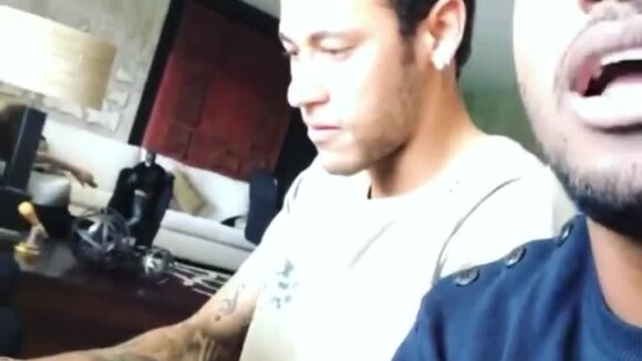 Thiaguinho compartilhou em rede social vídeos em que aparece cantando enquanto Neymar toca piano na manhã desta quarta-feira, 8 de março de 2017