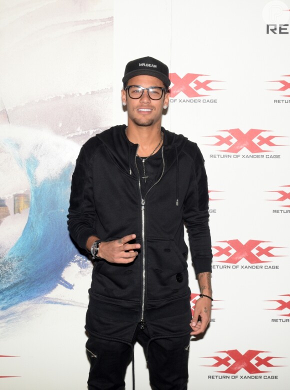 Em março de 2015, Neymar já havia publicado em seu Instagram um vídeo em que aparecia treinando a música de seu dueto com Thiaguinho