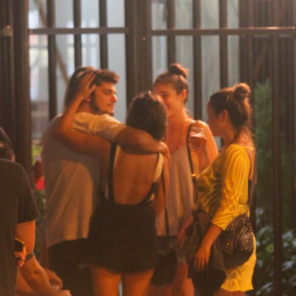 Bruno Gissoni foi fotografado sem Yanna Lavigne, grávida de seu primeiro filho
