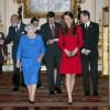 Kate Middleton ao lado de Elizabeth II com repetindo vestido que já usou em 2012