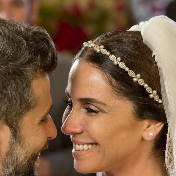 Alice (Giovanna Antonelli) e Mario (Bruno Gagliasso) finalmente se casam, na novela 'Sol Nascente'
