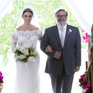 Acompanhada de Tanaka (Luis Melo), Alice (Giovanna Antonelli) entra na igreja para se casar com Mario (Bruno Gagliasso), na novela 'Sol Nascente'