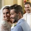 Padre Julião (João Vitti) celebra o casamento de Alice (Giovanna Antonelli) e Mario (Bruno Gagliasso), na novela 'Sol Nascente'