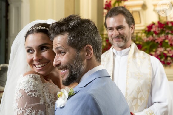 Padre Julião (João Vitti) celebra o casamento de Alice (Giovanna Antonelli) e Mario (Bruno Gagliasso), na novela 'Sol Nascente'