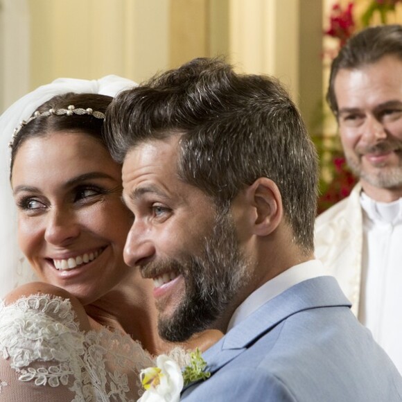Padre Julião (João Vitti) celebra o casamento de Alice (Giovanna Antonelli) e Mario (Bruno Gagliasso), na novela 'Sol Nascente'