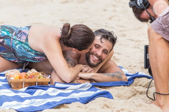 Giovanna Antonelli e Bruno Gagliasso gravam cenas da lua de mel de Alice e Mario em uma praia, na novela 'Sol Nascente'