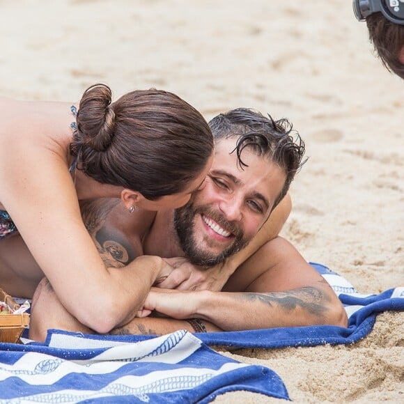Giovanna Antonelli e Bruno Gagliasso gravam cenas da lua de mel de Alice e Mario em uma praia, na novela 'Sol Nascente'