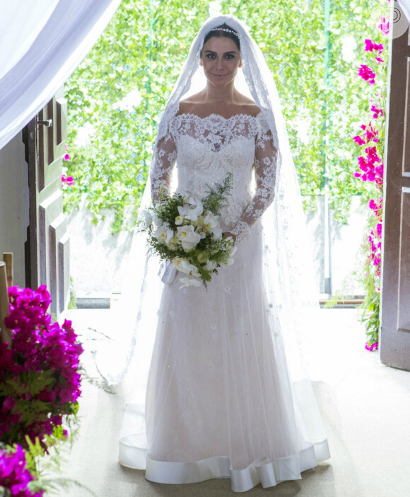 Alice (Giovanna Antonelli) se casa com Mario (Bruno Gagliasso) usando um vestido de mais de 38 metros de tecido, desenvolvido por Sandro Barros, na novela 'Sol Nascente', em 11 de março de 2017