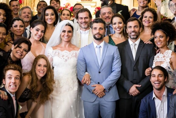 Elenco da novela 'Sol Nascente' posa com Giovanna Antonelli e Bruno Gagliasso em foto oficial do casamento de Alice e Mario