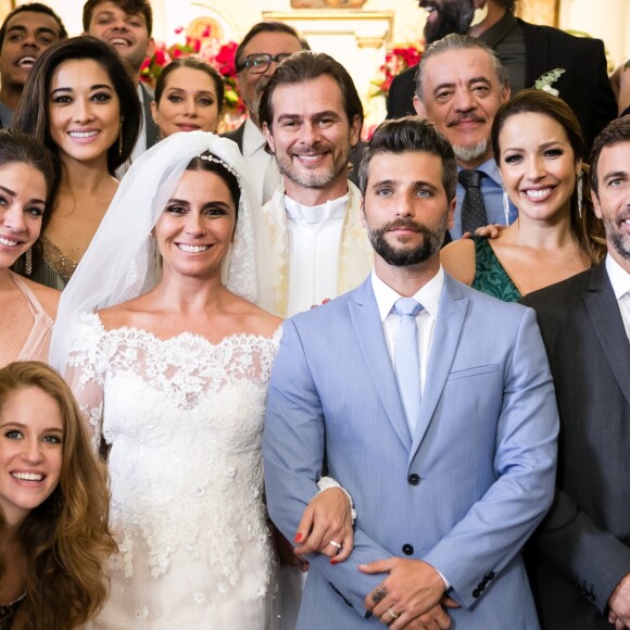 Elenco da novela 'Sol Nascente' posa com Giovanna Antonelli e Bruno Gagliasso em foto oficial do casamento de Alice e Mario