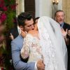 Giovanna Antonelli e Bruno Gagliasso se beijam durante gravação do casamento de Alice e Mario nos últimos capítulos da novela 'Sol Nascente'
