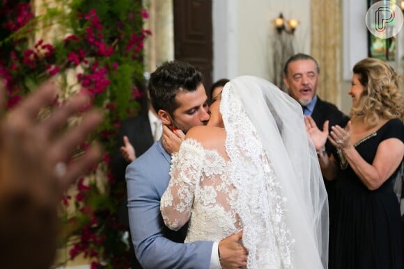 Giovanna Antonelli e Bruno Gagliasso se beijam durante gravação do casamento de Alice e Mario nos últimos capítulos da novela 'Sol Nascente'