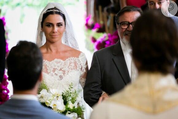 Alice (Giovanna Antonelli) entra na igreja de braços dados com o pai, Tanaka (Luis Melo), em cena de casamento na novela 'Sol Nascente'