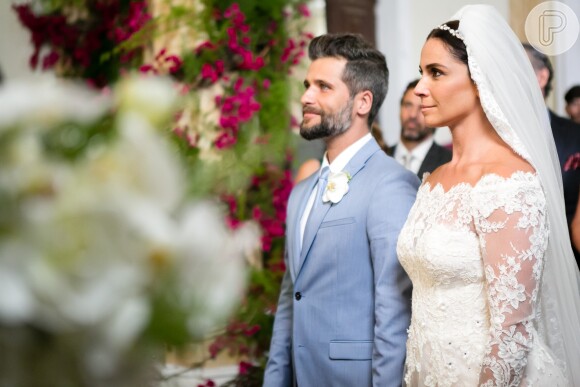 Vestido usado por Giovanna Antonelli em cena de casamento da novela 'Sol Nascente' contou com 20 metros de tule, 10 de renda e 8 de organza