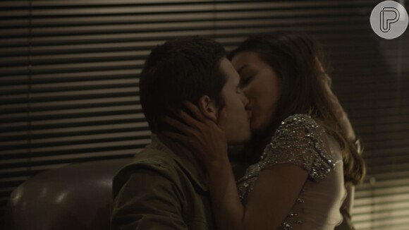 Yasmin (Marina Moschen) e Zac (Nicolas Prattes) se entregam à paixão e têm primeira noite de amor, na novela 'Rock Story'
