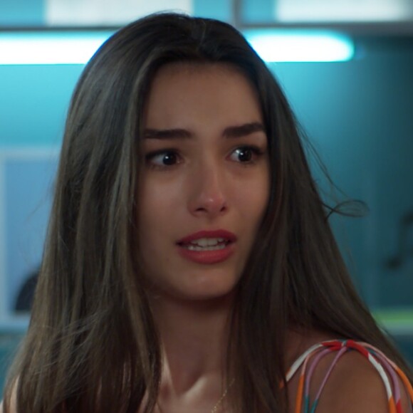 Yasmin (Marina Moschen) fica mexida com o vazamento de nudes de Diana (Alinne Moraes) e desabafa com Natália (Thayla Luz) sobre o assédio sexual que sofreu no passado, na novela 'Sol Nascente'
