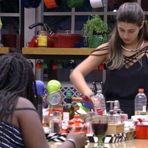 Vivian e Roberta conversaram sobre Emilly na cozinha do 'BBB17' nesta quarta-feira, 8 de março de 2017