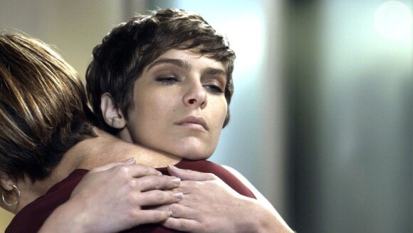 Letícia (Isabella Santoni) passa mal e começa a sangrar pelo nariz, na novela 'A Lei do Amor'