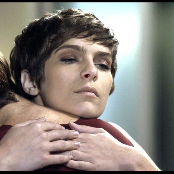 Letícia (Isabella Santoni) passa mal e começa a sangrar pelo nariz, na novela 'A Lei do Amor'