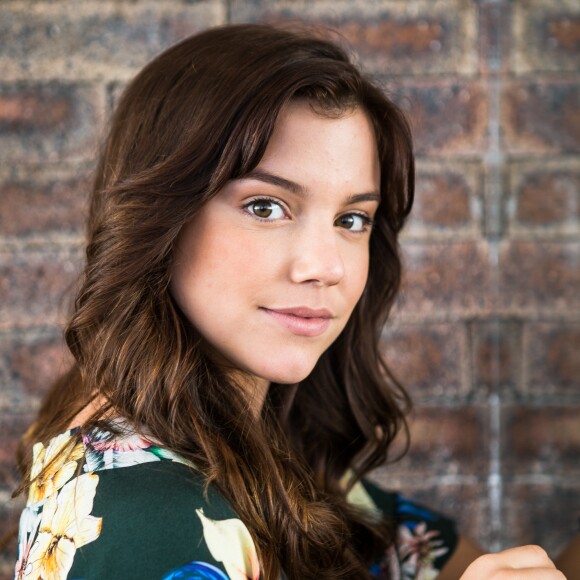 Na novela 'A Lei do Amor', Marina (Alice Wegmann) faz surpresa para Tiago (Humberto Carrão) e ameaça nadar pelada na piscina dos Leitão