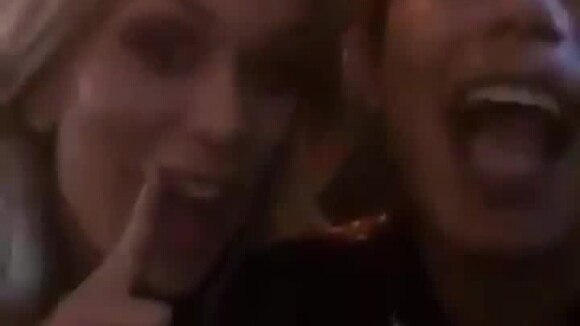 Anitta canta com Ludmila Dayer em karaokê nos Estados Unidos: 'Péssimas'. Vídeo!