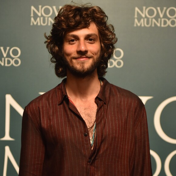 Chay Suede, sem dublê em 'Novo Mundo', é elogiado por diretor durante a coletiva de imprensa