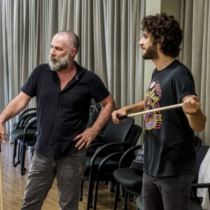 Chay Suede fez aulas de luta, circo e espada para a novela 'Novo Mundo'