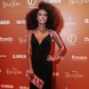 Tais Araújo investiu em um vestido preto longo no 'Prêmio Glamour 2017'