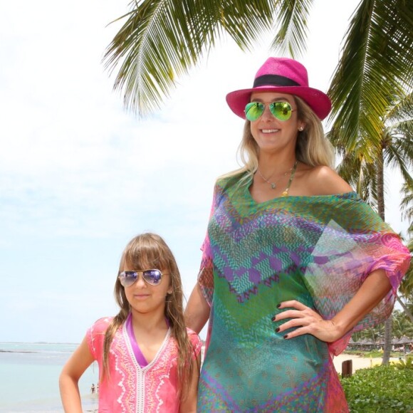 Filha de Ticiane Pinheiro, Rafaella Justus dublou a cantora Naiara Azevedo com o hit '50 reais'