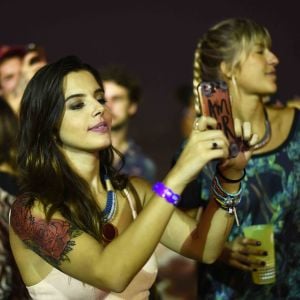 Giovanna Lancellotti exibe uma tatuagem falsa, parte da caracterização de sua personagem na novela 'Sol Nascente', durante show nos Jogos Cariocas de Verão, evento realizado na praia da Barra da Tijuca no domingo, 12 de março de 2017