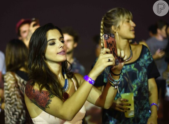 Giovanna Lancellotti exibe uma tatuagem falsa, parte da caracterização de sua personagem na novela 'Sol Nascente', durante show nos Jogos Cariocas de Verão, evento realizado na praia da Barra da Tijuca no domingo, 12 de março de 2017