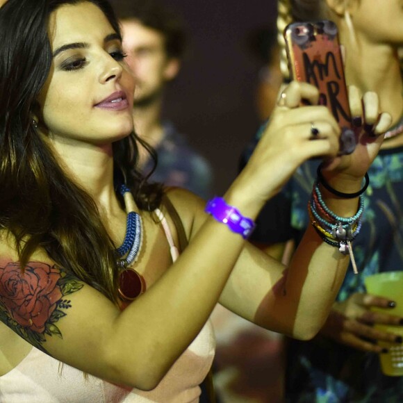 Giovanna Lancellotti exibe uma tatuagem falsa, parte da caracterização de sua personagem na novela 'Sol Nascente', durante show nos Jogos Cariocas de Verão, evento realizado na praia da Barra da Tijuca no domingo, 12 de março de 2017