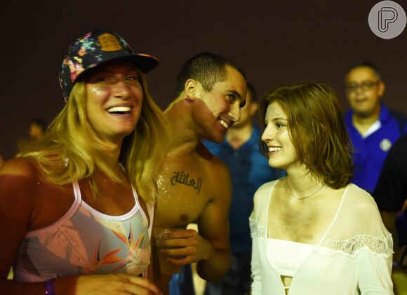 Colegas de 'Malhação', Ricardo Vianna e Giulia Gayoso se encontraram no evento que agitou a praia da Barra da Tijuca neste fim de semana