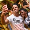 Rodrigo Simas posou para selfies com fãs durante o evento