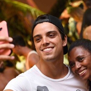 Rodrigo Simas posou para selfies com fãs durante o evento