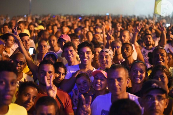 Rodrigo Simas se divertiu no meio do público durante os shows