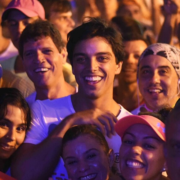 Rodrigo Simas se divertiu no meio do público durante os shows