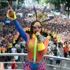 Depois de se apresentar no 'Bloco das Poderosas', no Carnaval do Rio, Anitta abriu mão da dieta e comeu cachorro-quente com batata frita e milk-shake em Los Angeles, nos Estados Unidos