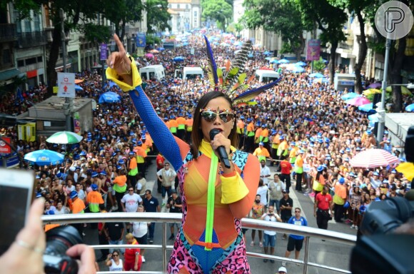 Depois de se apresentar no 'Bloco das Poderosas', no Carnaval do Rio, Anitta abriu mão da dieta e comeu cachorro-quente com batata frita e milk-shake em Los Angeles, nos Estados Unidos