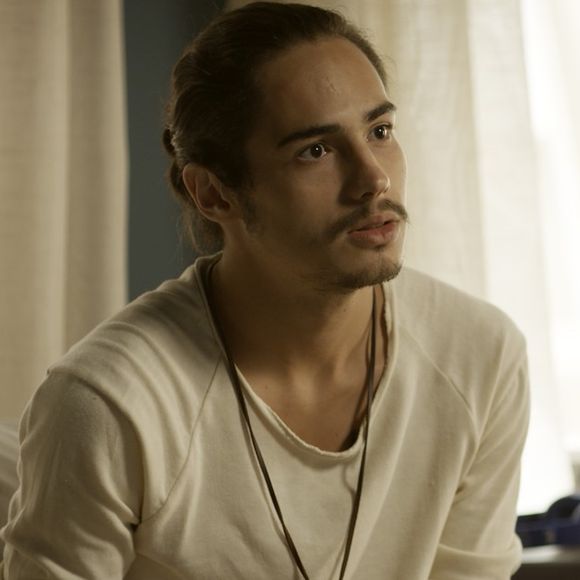 Nicolau (Danilo Mesquita) desmaia e, depois que o médico exige que ele retorne ao Rio de Janeiro, conta a Gui (Vladimir Brichta) que tem câncer, no capítulo que vai ao ar sexta-feira, dia 24 de março de 2017, na novela 'Rock Story'