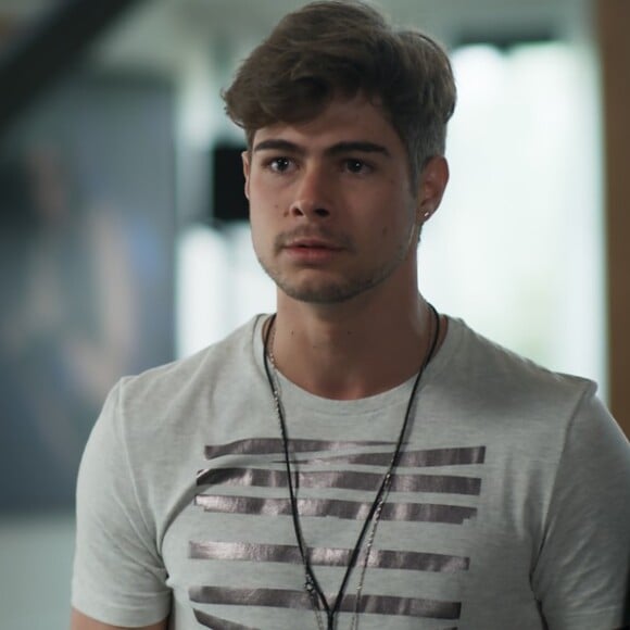 Léo (Rafael Vitti) inventa uma amante para Zac (Nicolas Prattes) e faz Yasmin (Marina Moschen) acreditar que foi traída, na novela 'Rock Story'