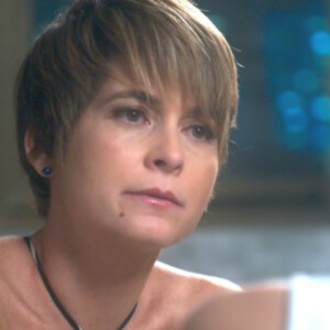 Helô (Claudia Abreu) acusa Letícia (Isabella Santoni) de estar apelando para um golpe baixo, na novela 'A Lei do Amor'