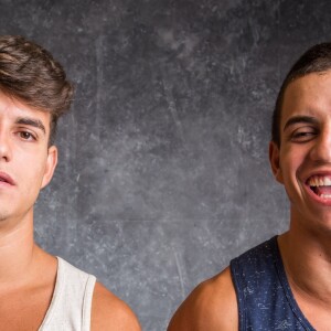 Gêmeos do 'BBB17', Antonio e Manoel viajam para a Espanha para partivcipar de programa por lá