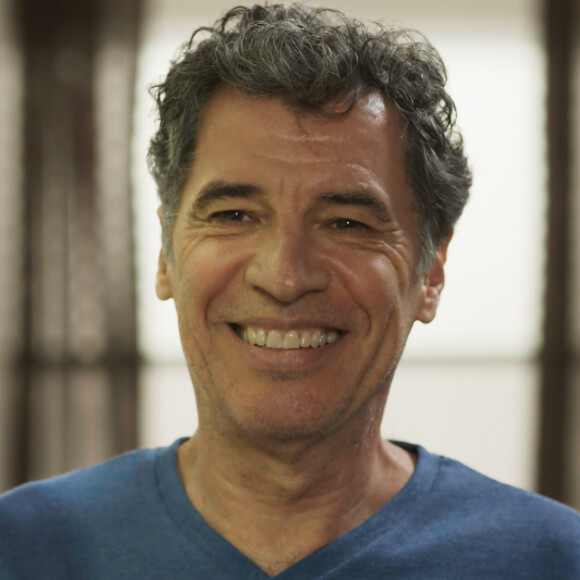 Haroldo (Paulo Betti) vê o confronto das rivais e propõe uma temporada de shows do Rebola Embola com a formação original, na novela 'Rock Story'
