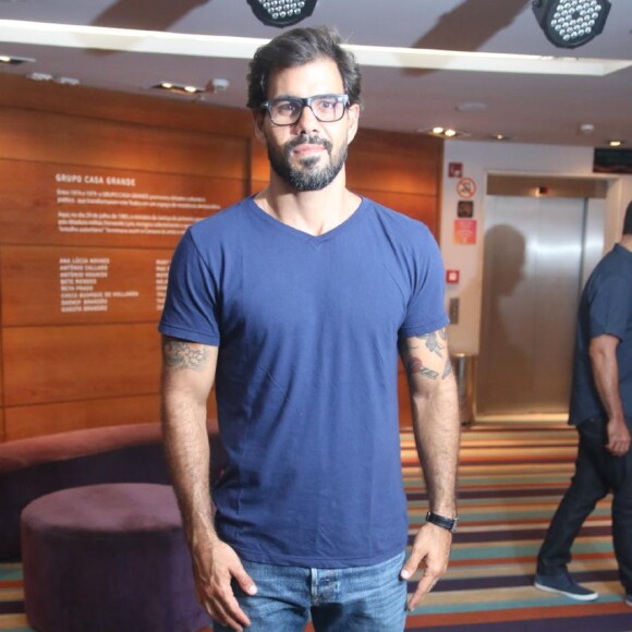 Juliano Cazzarré também marocu presença na estreia da peça 'Ubu Rei', de Marco Nanini, em teatro no Leblon, Zona Sul do Rio de Janeiro