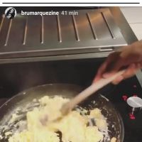 Bruna Marquezine filma Neymar, de pijama rosa, cozinhando: 'Meu chef'. Vídeo!
